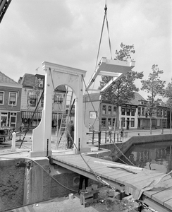 884191 Gezicht op de restauratie van de ophaalbrug over de Oude Sluis te Vreeswijk (gemeente Nieuwegein).
